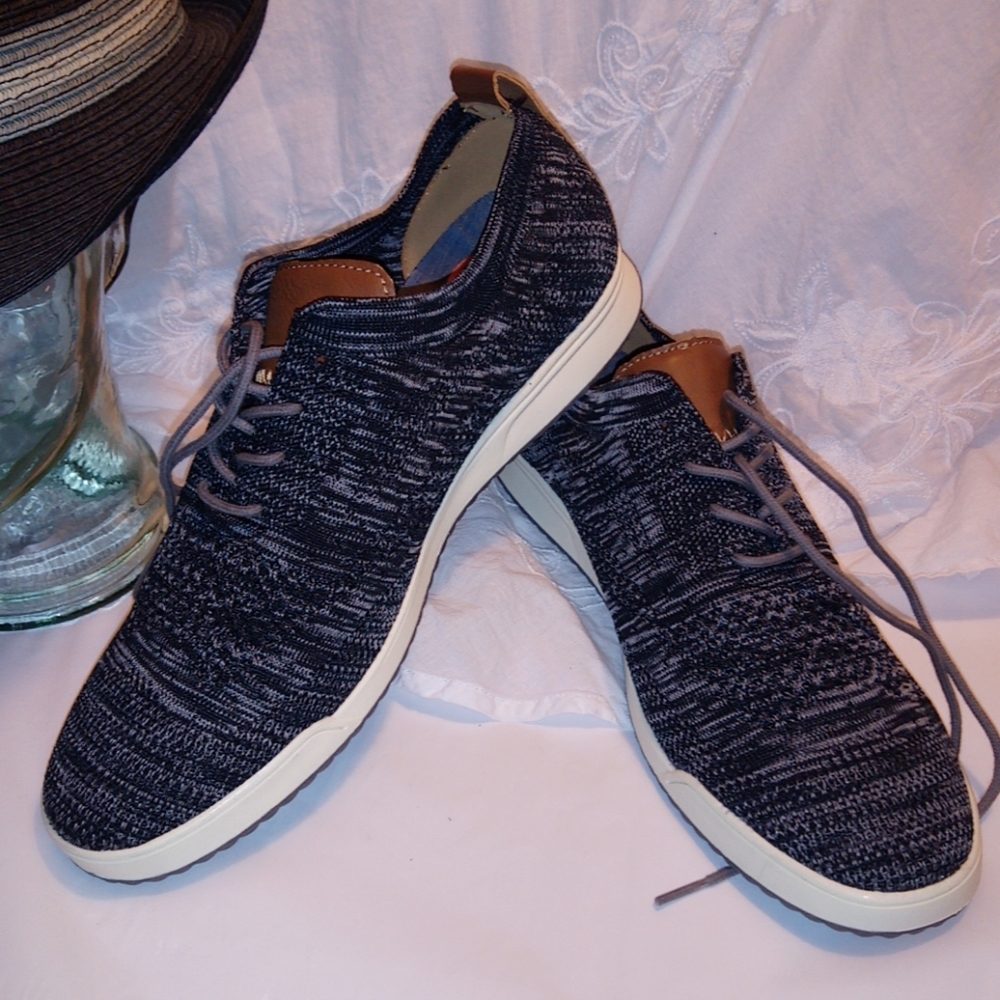 New IZOD men's size 10 or 9.5 gray/black